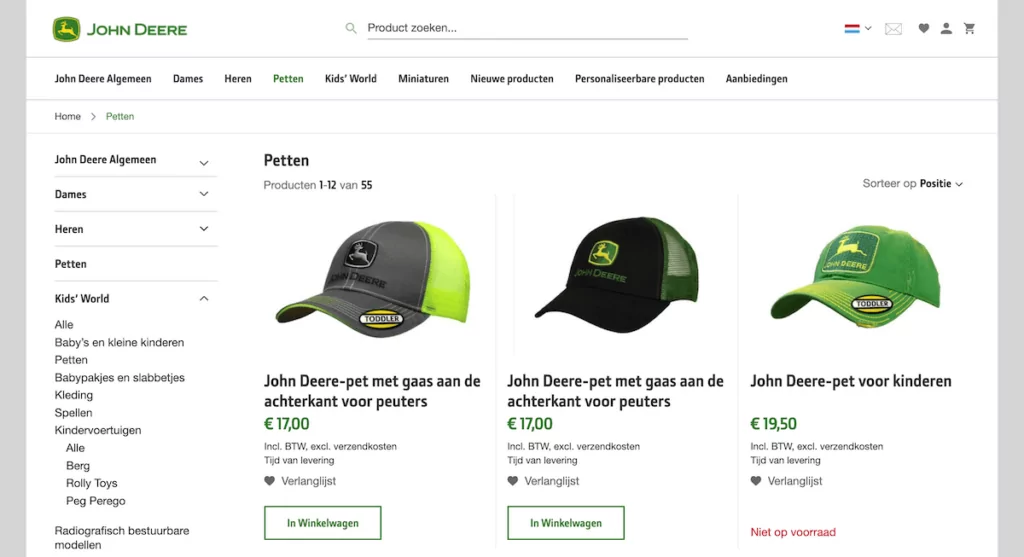 The John Deere website in Dutch, showing a selection of hats in green. 