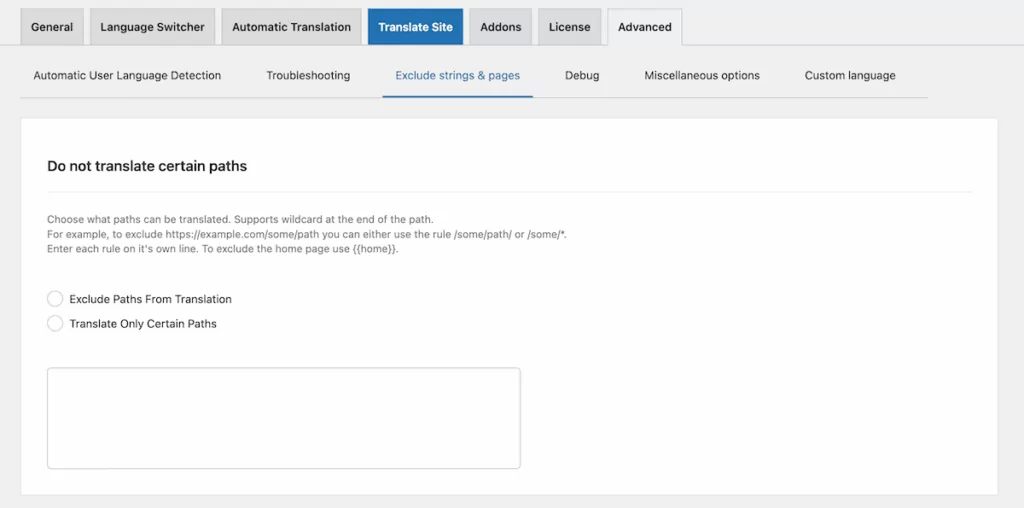 Le panneau « Paramètres TranslatePress avancés » affiche la section « Exclure les chaînes et les pages ». Il affiche un champ pour entrer les chemins URL à exclure.